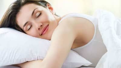 तुम्हालाही रात्री शांत झोप लागत नाही? मग आयुर्वेदाच्या या सोप्या टिप्स फाॅलो करा आणि समस्या दूर करा!