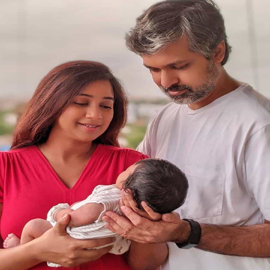 भारतीय गायिका श्रेया घोषालच्या आवाजाचा चाहता वर्ग मोठा आहे. श्रेया केवळ एक उत्तम गायिकाच नाही, तर खूप प्रेमळ आई देखील आहे. हे तिच्या आणि मुलगा दिव्यानच्या फोटो मधून कायम दिसू येते. श्रेया घोषाल गतवर्षी आजच्या दिवशी (22 मे) ला आई बनली होती.