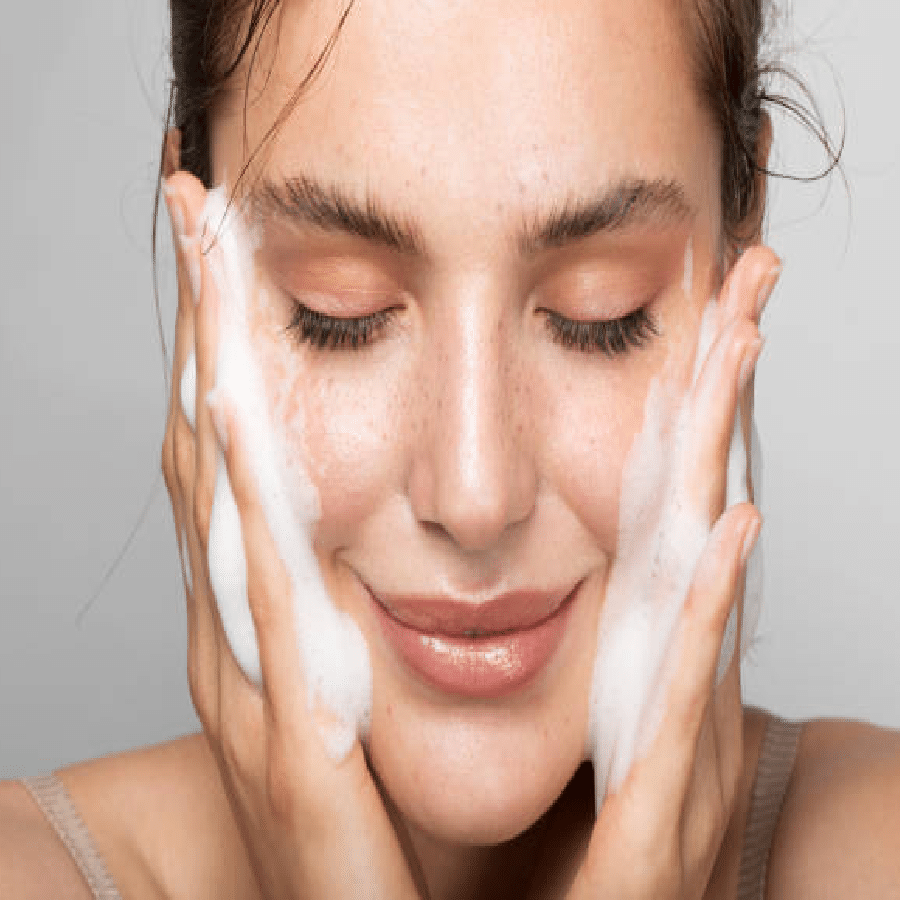 उन्हाळ्यात त्वचा हायड्रेट ठेवण्यासाठी चेहरा धुणे आवश्यक आहे. आपण सर्वचजण सामान्य पाण्याने चेहरा धुवत असतो. मात्र, तुरटीच्या पाण्याने चेहरा धुणे अधिक फायदेशीर ठरते. चला जाणून घेऊयात तुरटीच्या पाण्याने चेहरा धुण्याचे फायदे. 
