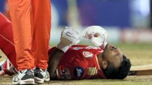 IPL 2022: Umran Malik चा वेगवान चेंडू बरगड्यांमध्ये बसला, मैदानावर कोसळला दिग्गज फलंदाज, वेदनेने विव्हळला 