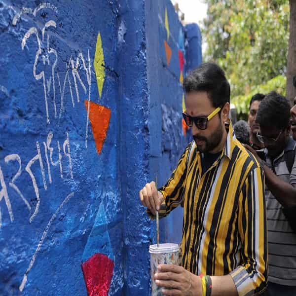 ‘प्रवाह पिक्चर’ या वाहिनीने नुकताच एक स्तुत्य उपक्रम राबवला. या अनोख्या उपक्रमा अंतर्गत मुंबईतील तुलसी पाईप मार्गाजवळ मराठी चित्रपट सृष्टीतील कलाकारांच्या सिनेमांचं भव्यदिव्य भित्तीचित्र साकारण्यात आल्या आहेत. गेला महिनाभर अनेक चित्रकारांचा ताफा या निस्तेज भिंतीमध्ये जीव ओतण्यासाठी मेहनत घेत आहे. मराठी कलाकारांची हुबेहुब चित्र साकारत या चित्रकारांनी तुलसी पाईप मार्गाचं रुप पालटलं आहे. ही बोलकी भिंतीचित्र सध्या सर्वांचच लक्ष वेधून घेत आहेत.
