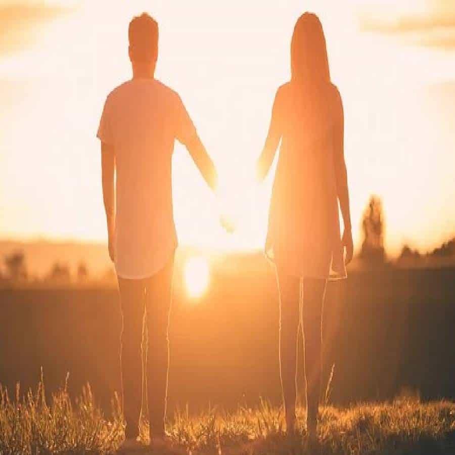 नाते कोणतेही असो नात्यात कायम एक प्रकारचा गोडवा असावा आणि हा गोडवा कसा टिकवायचा हे आपल्याच हातामध्ये असते. नाते जेव्हा नवीन नवीन असते, तेव्हा सगळं व्यवस्थित असते. आपण एकमेकांना वेळ देतो. पण जसे हे नाते पुढे जाते. तेंव्हा नात्यामध्ये ताण निर्माण होतो. याची काही खास कारणे आहेत, याबद्दल आपण सविस्तरपणे जाणून घेऊयात.