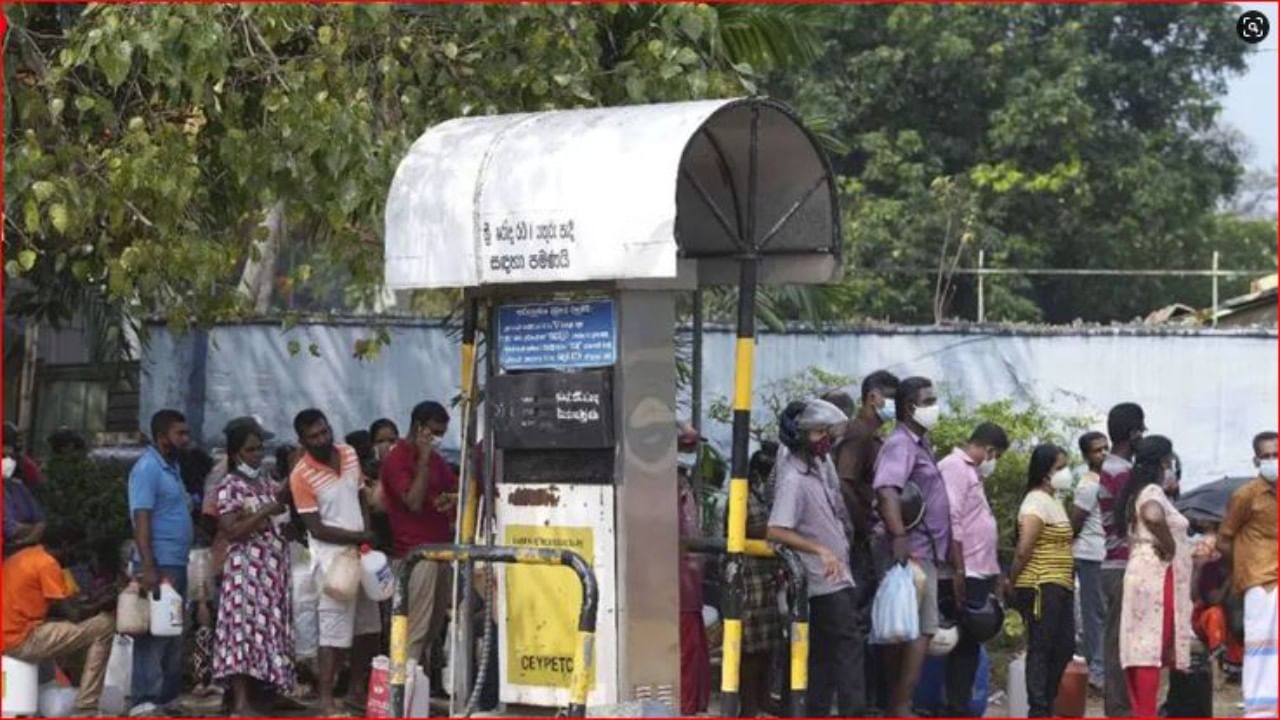 Sri Lanka financial crisis : भारताकडून डिझेलनंतर आता श्रीलंकेला 40,000 टन पेट्रोलचा पुरवठा