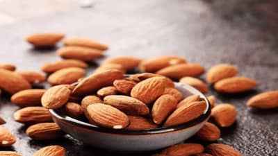 तुम्हीही बदामाची साल फेकून देता का? मग थांबा आणि वाचा बदामाच्या सालीचे फायदे!