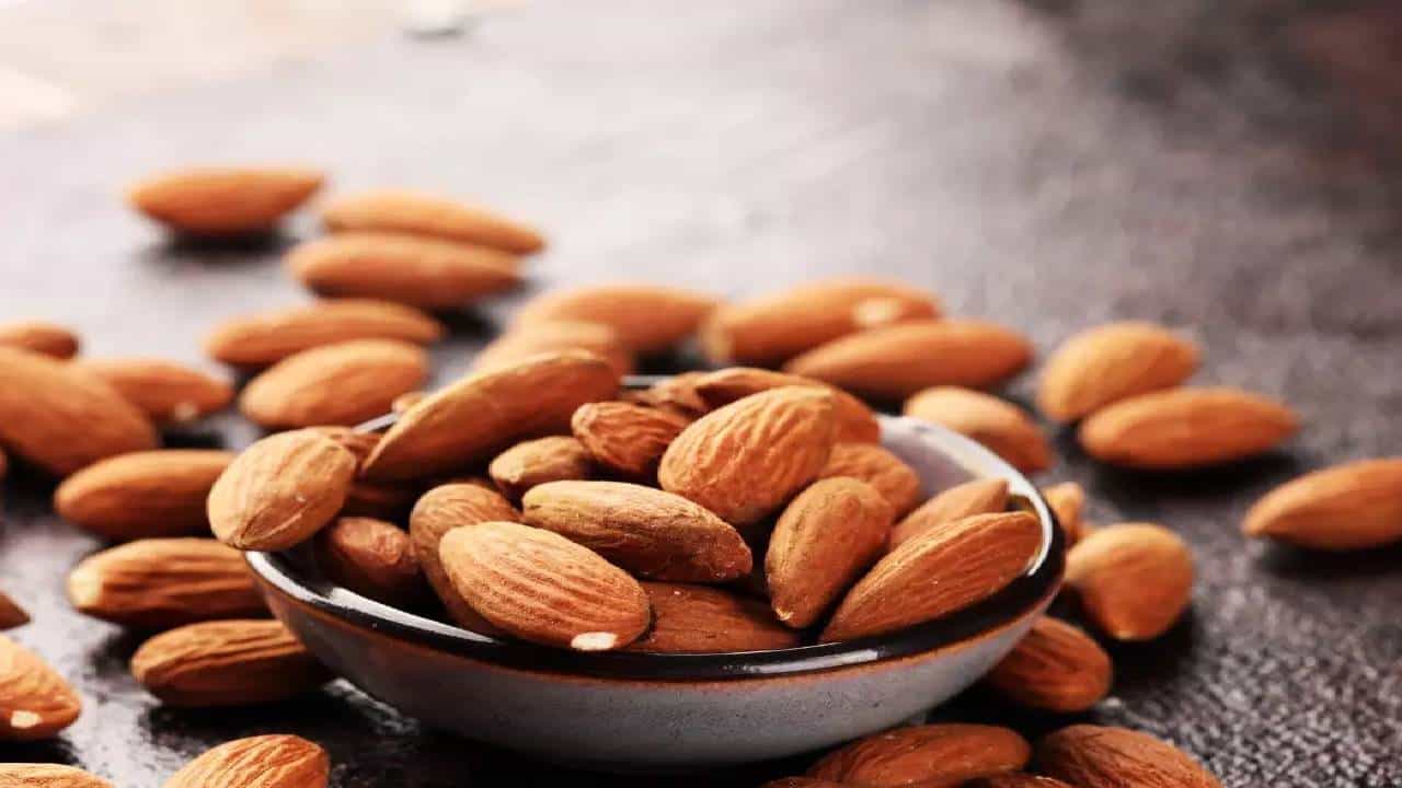 तुम्हीही बदामाची साल फेकून देता का? मग थांबा आणि वाचा बदामाच्या सालीचे फायदे!