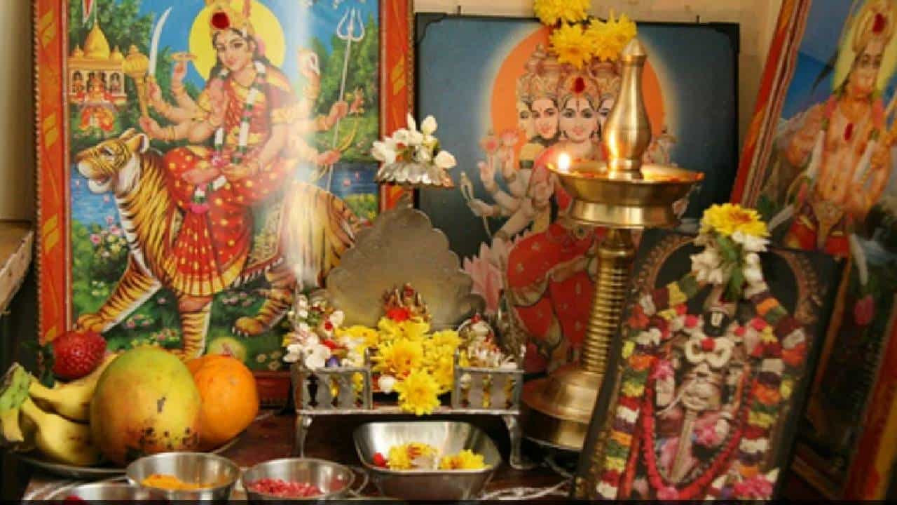 देवघरात या 5 गोष्टी ठेवणं अशुभ मानलं जातं, तुमच्या देवघरात या गोष्टी असतील तर आजच काढून टाका