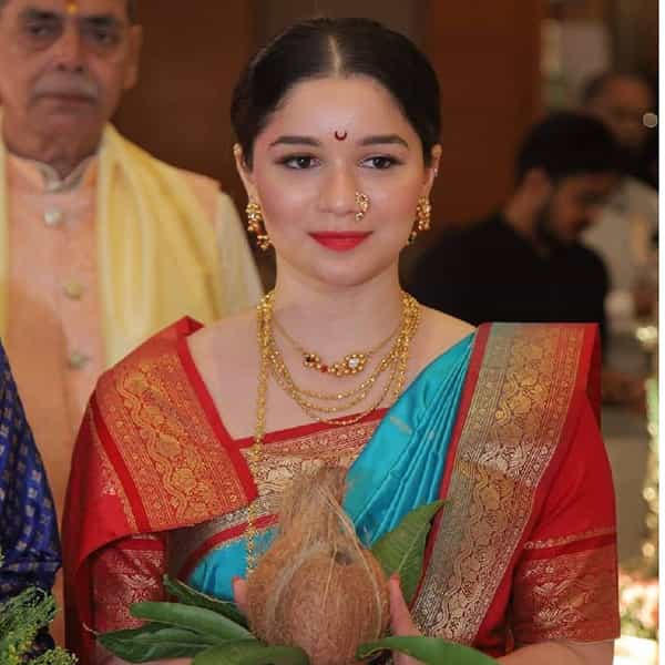 क्रिक्रेटपटू सचिन तेंडुलकरची मुलगी सारा नेहमी सोशल मीडियावर सक्रियअसलेली दिसून येते. सोशल मीडियावर तिचा स्वत:चा असा फॅन फॉलोवर आहे. आपले फोटो, व्हिडीओ पोस्ट कर ते कायम चाहत्यांशी कनेक्ट राहत असते.