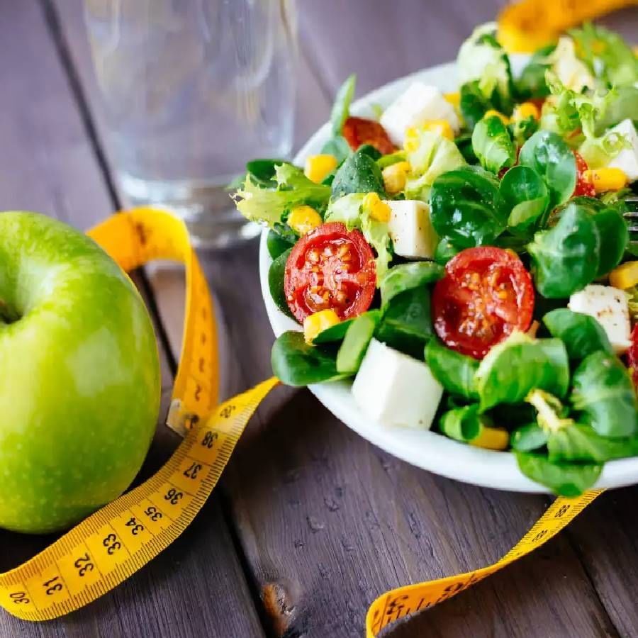 वजन कमी करण्यासाठी फळे खूप जास्त फायदेशीर आहे. फळांचा आहारामध्ये समावेश केल्यास वजन कमी होण्यास नक्कीच मदत होते. मात्र, काही फळांचे सेवन करणे देखील टाळले पाहिजे.