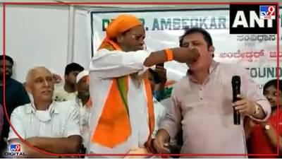 Video : भेदाभेद संपवण्यासाठी काहीही... काँग्रेस आमदारानं दलित स्वामीच्या तोंडातला घास खाल्ला!