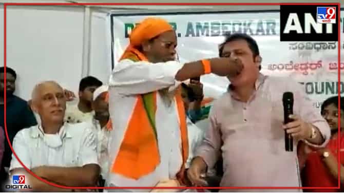Video : भेदाभेद संपवण्यासाठी काहीही... काँग्रेस आमदारानं दलित स्वामीच्या तोंडातला घास खाल्ला!