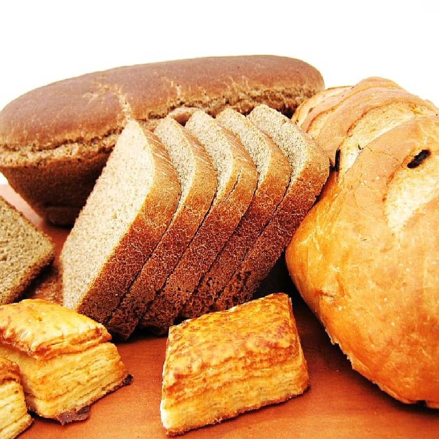 बऱ्याच लोकांना दररोज सकाळी नाश्त्यामध्ये ब्रेक खायला आवडते. अनेकांचा असा समज आहे की, ब्रेक खाणे आरोग्यासाठी खूप जास्त फायदेशीर आहे. पण सर्वच ब्रेड हे आरोग्यासाठी फायदेशीर ठरत नाहीत. 