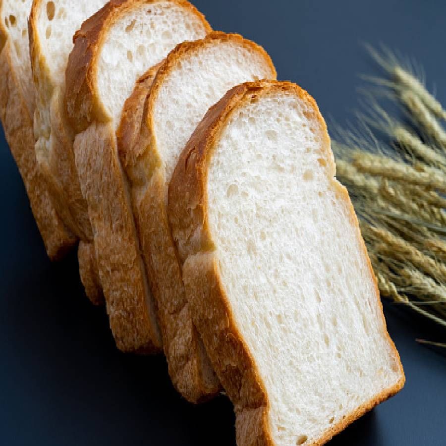 व्हाईट ब्रेड आरोग्यासाठी जास्त चांगली मानली जात नाही. पण तुम्हाला माहित आहे का की बाजारात अशा प्रकारचे ब्रेड आहेत, जे झटपट वजन कमी करण्यास मदत करतात. 