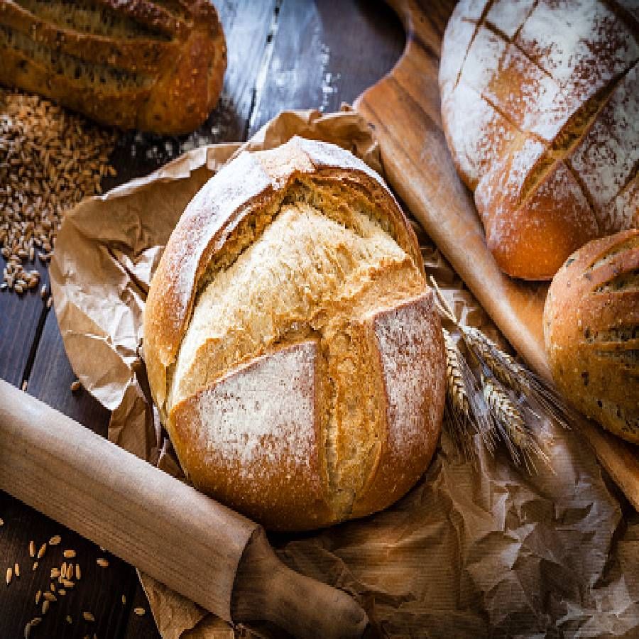 वजन कमी करण्साठी नेमकी कोणती ब्रेड फायदेशीर आहेत, याबद्दल आपण सविस्तरपणे आज जाणून घेणार आहोत. म्हणजे तुम्ही त्या ब्रेडचा आपल्या आहारामध्ये समावेश करू शकता. 