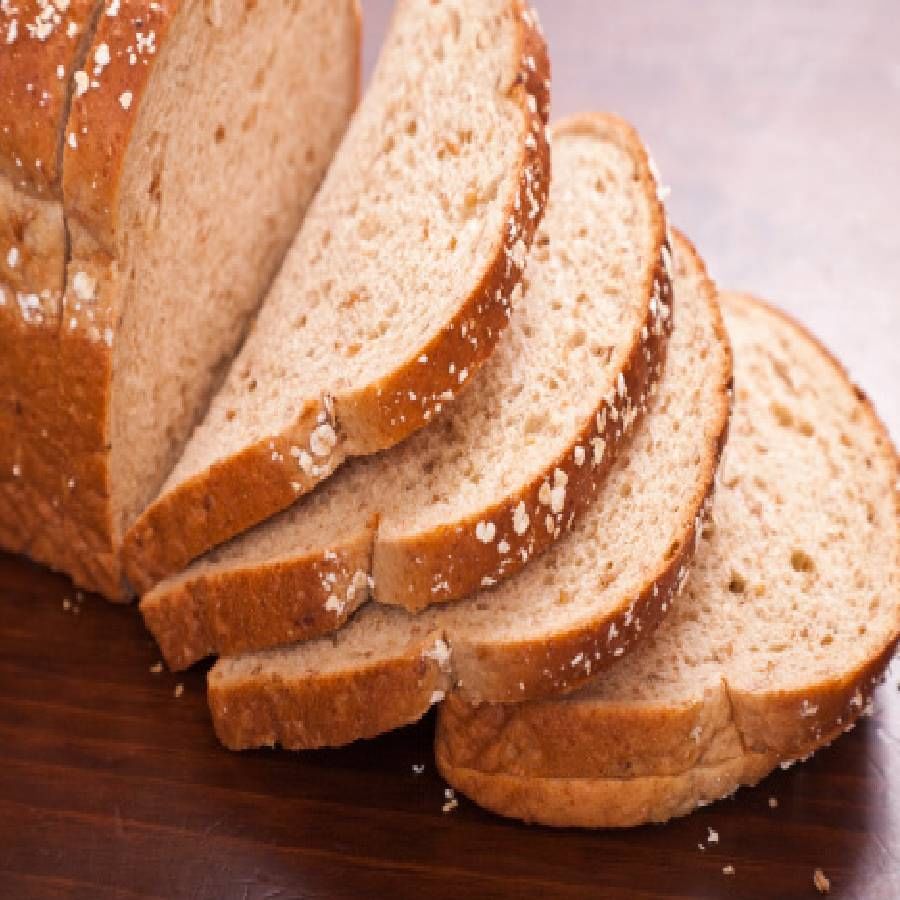 बार्ली, गहू, बाजरी आणि राजगिरा यांसारख्या विविध कडधान्यापासून हे खास ब्रेड तयार केले जाते. धान्य दळून बनवलेल्या या ब्रेडमध्ये प्रोटीन, फायबर आणि मिनरल्स यांसारखे पोषक घटक असतात. फायबर असल्यामुळे ते आतडे निरोगी ठेवते.