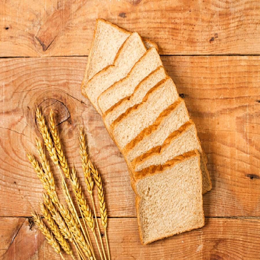 होल व्हीट ब्रेड संपूर्णपणे गव्हापासून तयार केली जाते आणि म्हणूनच ते आरोग्यासाठी फायदेशीर मानली जाते. वजन कमी करण्यासाठी हे फायदेशीर आहे. होल व्हीट ब्रेड खाल्ल्यानंतर आपल्याला अजिबात लवकर भूक लागत नाही. तसेच अन्नाची लालसा देखील टाळण्यास मदत होते. या ब्रेडचा दररोजच्या आहारामध्ये समावेश करा. 