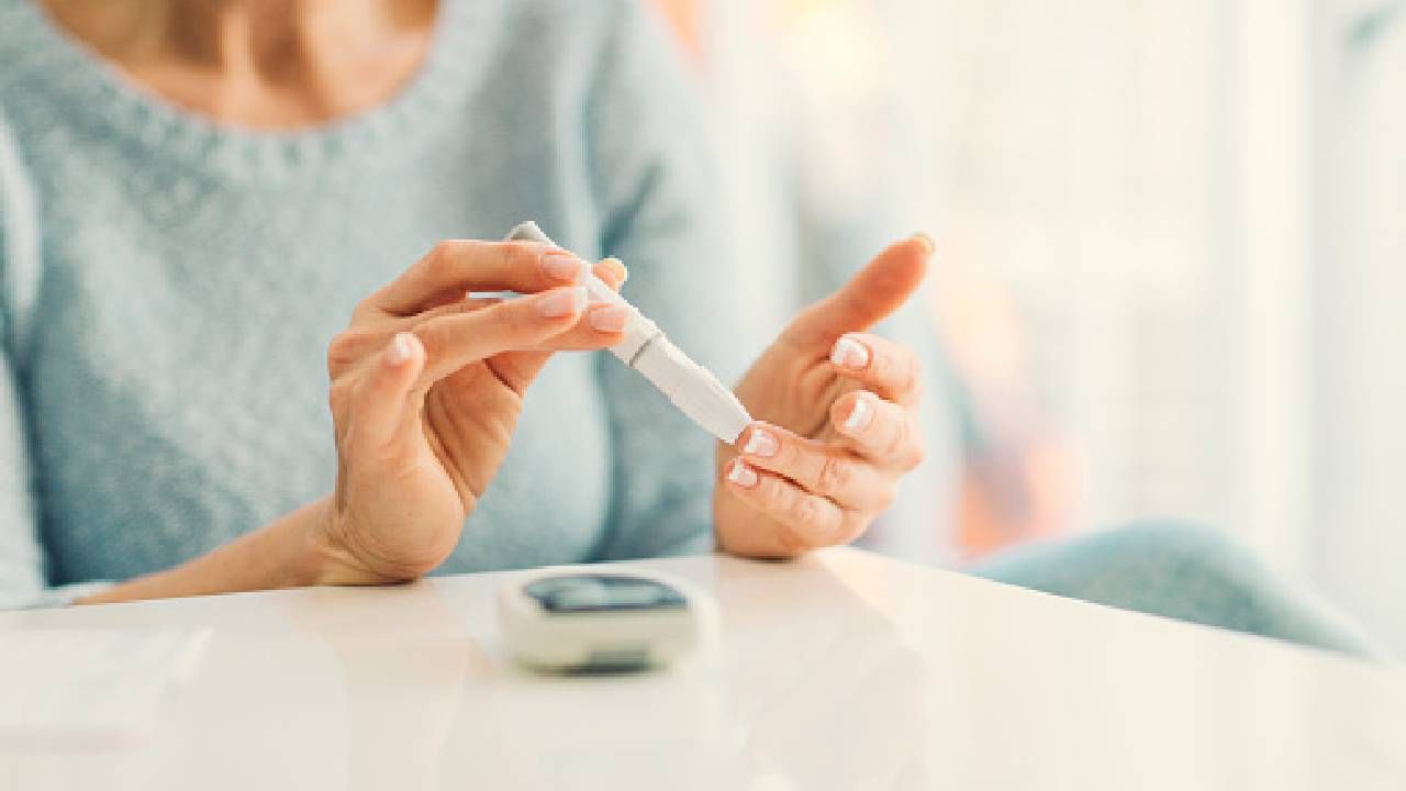 Diabetes and Frozen Shoulder: मधुमेही रुग्णांच्या ‘सांधेदुखी’ सह सूज उतरवण्यास प्रभावी उपाय; दहा उपाय केल्यानंतर विसराल तुमचे आजारपण! Diabetes and Frozen Shoulder: मधुमेही रुग्णांच्या ‘सांधेदुखी’ सह सूज उतरवण्यास प्रभावी उपाय; दहा उपाय केल्यानंतर विसराल तुमचे आजारपण!