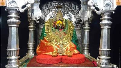 उघडले गाभाऱ्याचे द्वार, तुळजाभवानीच्या गाभाऱ्यात प्रवेश, देवीच्या अभिषेक पूजेला अलोट गर्दी