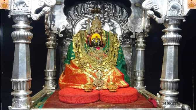 उघडले गाभाऱ्याचे द्वार, तुळजाभवानीच्या गाभाऱ्यात प्रवेश, देवीच्या अभिषेक पूजेला अलोट गर्दी