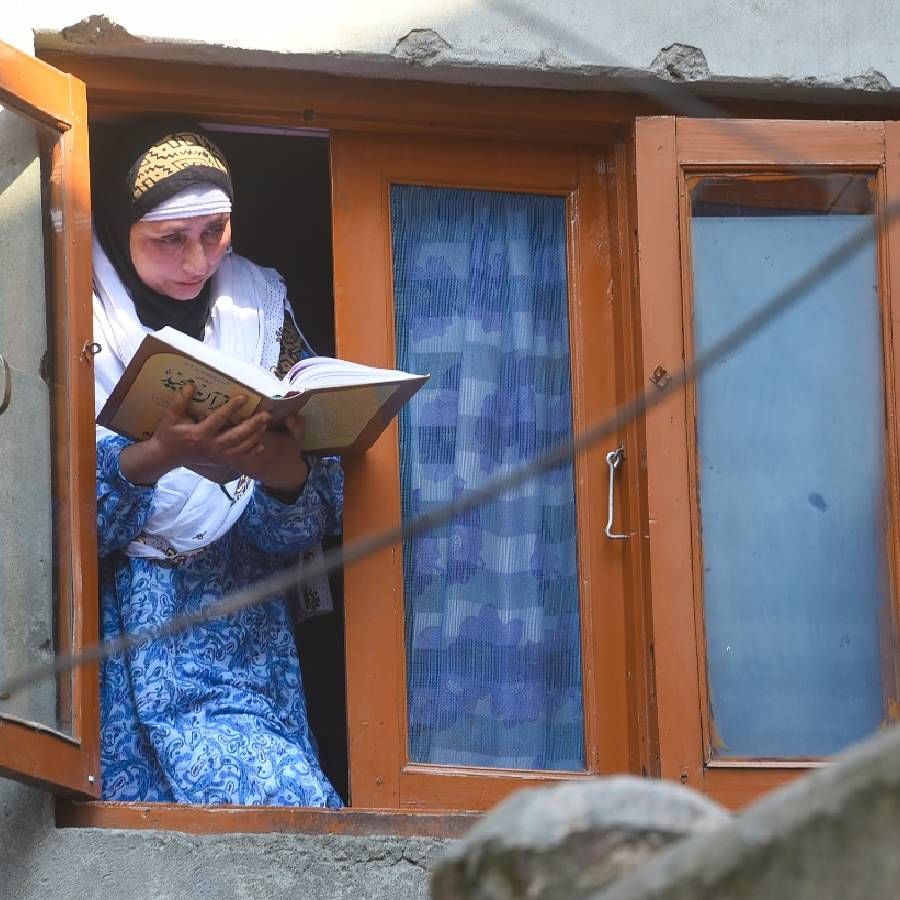 ही आहे दहशतवादी मोहम्मद यासिन मलिकची बहिण. घराच्या खिडकीत येऊन तीही यासिनसाठी दुवा मागतेय. हा फोटोही श्रीनगरचाच.