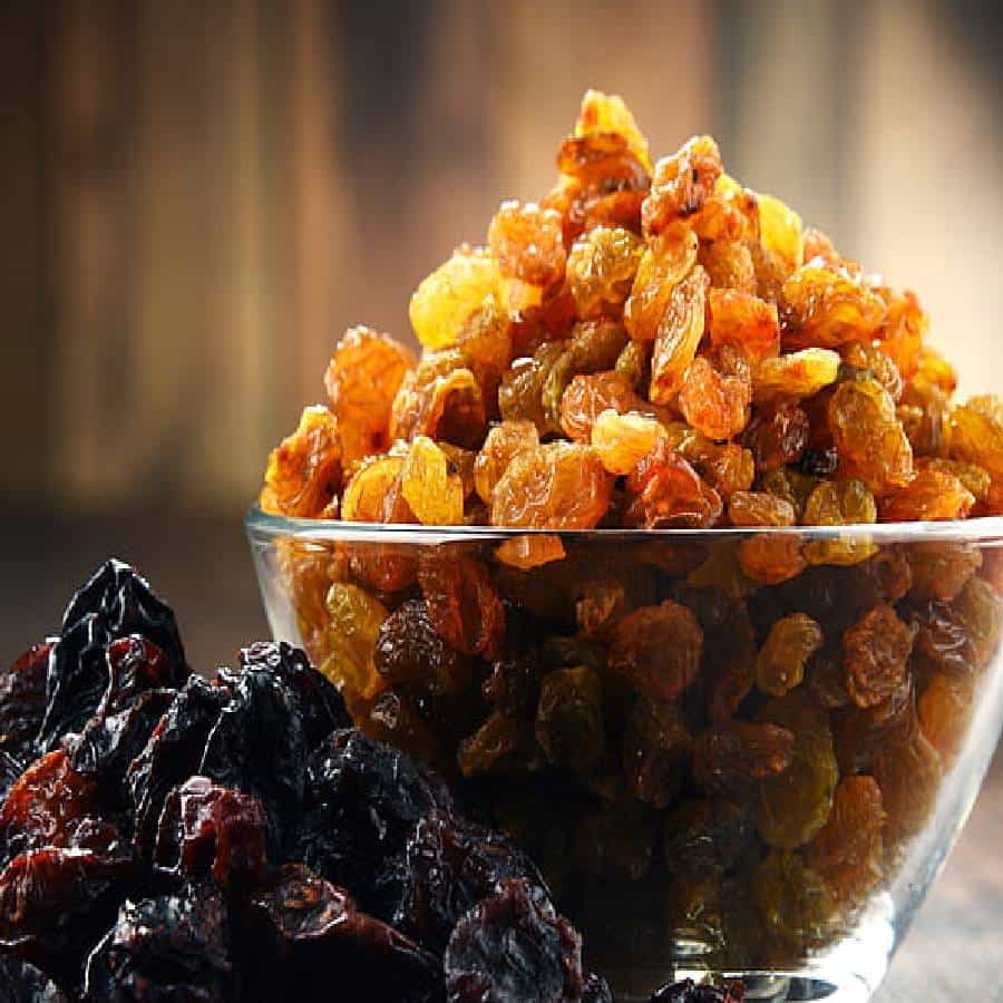 मनुके हे जवळपास सर्वांनाच खायचा प्रचंड आवडतात. मनुके आरोग्यासाठी खूप जास्त फायदेशीर असतात. मनुक्यामुळे आपल्या शरीराची रोगप्रतिकारक शक्ती वाढण्यास मदत होते.