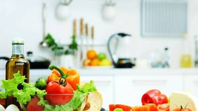 Hair Care Tips | केस गळतीवर नियंत्रण ठेवण्यासाठी हे आरोग्यदायी पदार्थ खा आणि सुंदर केस मिळवा!