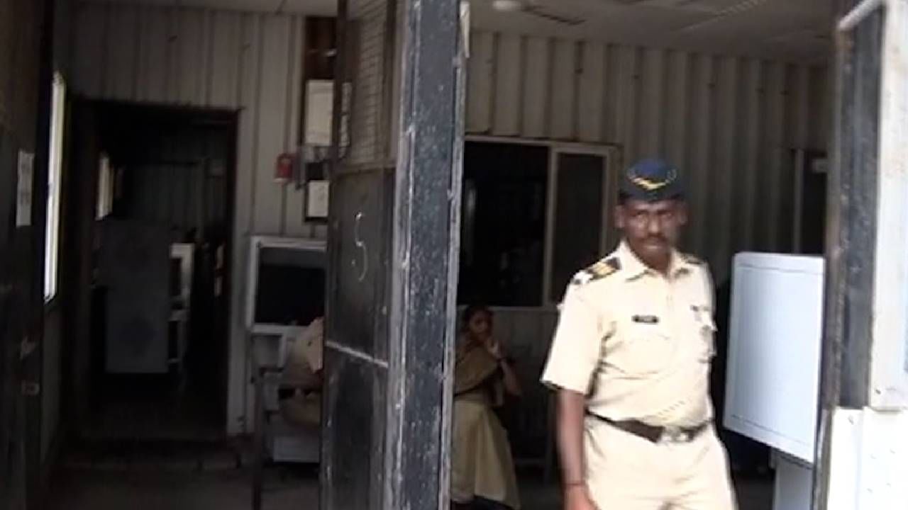 Mumbai | राज्य मंत्रिमंडळाची बैठक सुरु होण्याच्या अगोदर मंत्रालयात बत्ती गुल! Mumbai | राज्य मंत्रिमंडळाची बैठक सुरु होण्याच्या अगोदर मंत्रालयात बत्ती गुल!