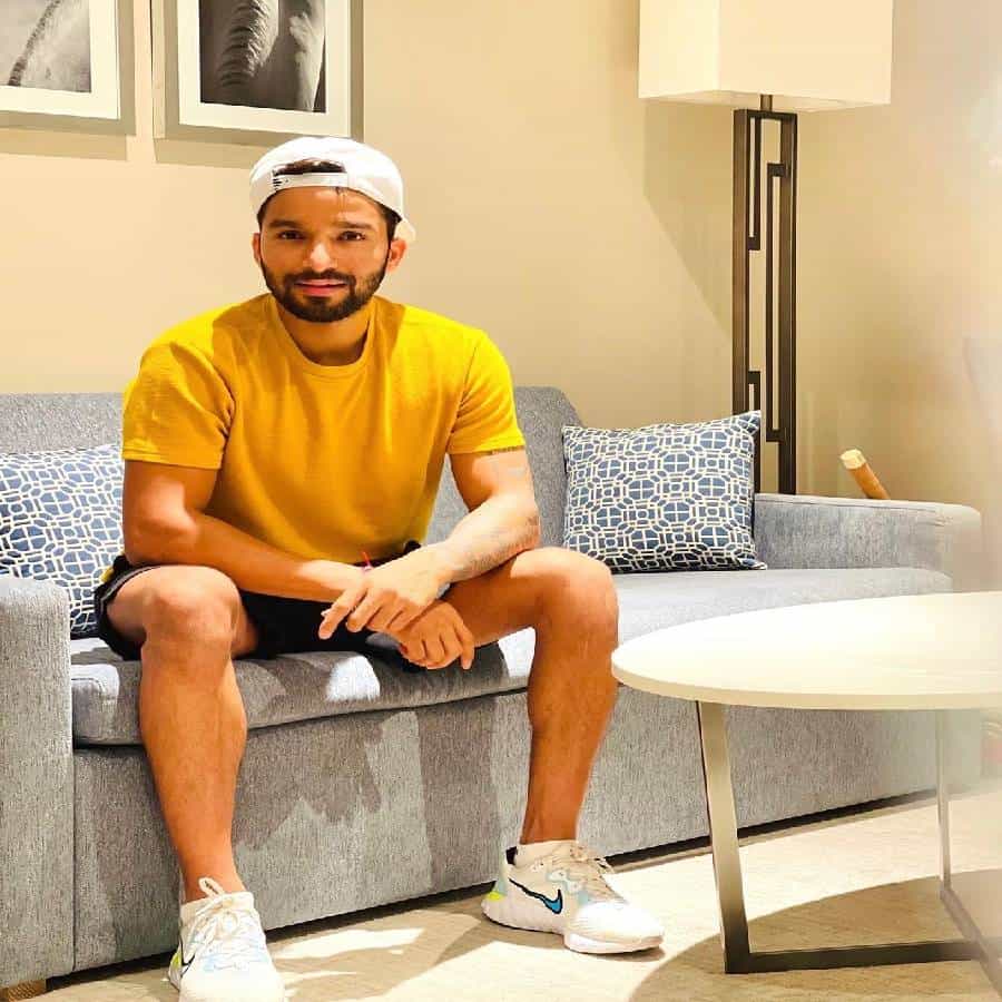 कोणाचं नशीब कधी चमकेल, कोणाचे दिवस कधी पालटतील, याचा कधीच ठोस अंदाज बांधता येत नाही. खेळाच्या दुनियेत अनेकदा हे पहायला मिळतं. एखादा स्टार खेळाडू झिरो होतो, तर एखादा छोटासा खेळाडू हिरो बनून जातो. यंदाच्या आयपीएलमध्ये रजत पाटीदारच्या बाबतीत हे घडलय.