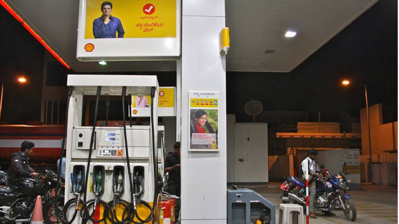 Pakistan Petrol-Diesel Price Hike : एका दमात पेट्रोल डिझेल दरात 30 रुपयांची वाढ; जनता जात्यात, सरकार गोत्यात!