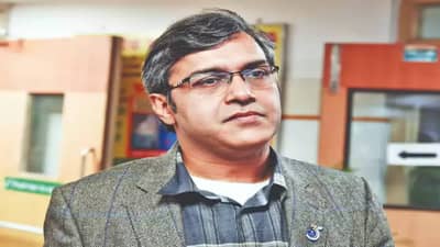 Controversy : स्टेडियममध्ये कुत्र्याला फिरवणाऱ्या IAS दाम्पत्याची बदली, खिरवार लडाख आणि पत्नी अरुणाचल प्रदेशात