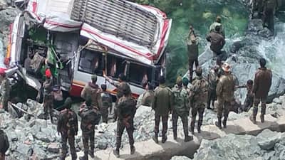 Ladakh Army Truck Accident : लडाखमधील अपघातात महाराष्ट्रातील दोन जवान शहीद, कोल्हापूर आणि साताऱ्यातील जवानांना वीरमरण