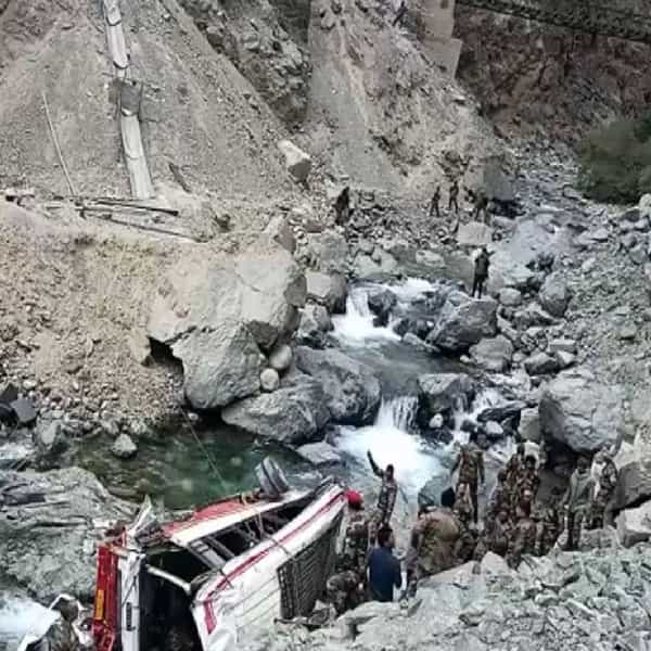 लडाखमध्ये श्योक नदीत ज्या ठिकाणी 26 भारतीय जवानांची गाडी दरीत कोसळली तिथले अपघातानंतर काही मन सुन्न करणारे फोटो समोर आले आहेत.
