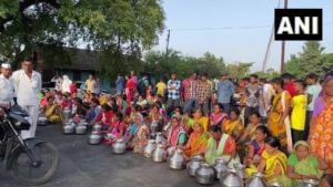 Nashik Water scarcity:  नाशिकमध्ये पाण्याचे दुर्भिक्ष ; तिरडशेत गावातील महिलांचे पाण्यासाठी रस्ता रोको आंदोलन