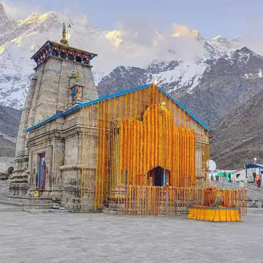 केदारनाथ मंदिर हे हिमालयाच्या कुशीत वसलेले एक धार्मिक स्थळ आहे. ज्योतिर्लिंगांपैकी एक आणि सर्वोच्च केदारेश्वर ज्योतिर्लिंगाची येथे स्थापना आहे. या धामशी अनेक मनोरंजक आणि रोचक गोष्टी आहेत. अनेक रहस्ये जोडलेली आहेत. याविषयी आम्ही तुम्हाला सांगणार आहोत.