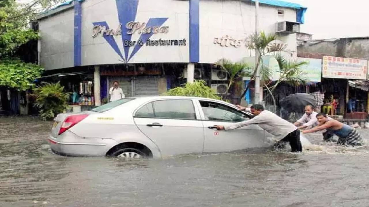 Car : पाण्यात कार फसल्यावर चुकूनही ‘या’ चुका करुन नका... इंजिनपासून गिअर बॉक्सपर्यत होईल नुकसान