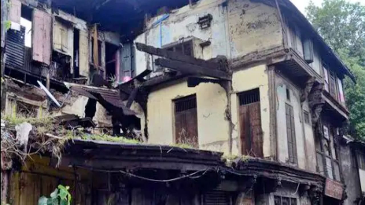 Pune dilapidated wadas : पुण्यात 245 वाडे जीर्ण अन् राहण्यास धोकादायक! महापालिकेनं बजावली नोटीस