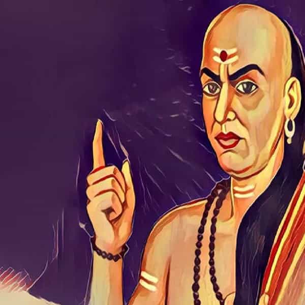 आचार्यांचा असा विश्वास होता की, दुष्ट माणूस आणि नीच स्वभावाच्या व्यक्ती पासून लांब रहा. जो निरुपयोगी आणि व्यसनाधीन आहे. त्याला कोणतेही मित्र नसतात. तो फक्त त्याचे काम करण्यासाठी मित्र बनवतो. असे लोक इतरांचाही नाश करतात. त्यांच्याशी कोणताही संबंध न ठेवणे हेच तुमच्या हिताचे आहे.