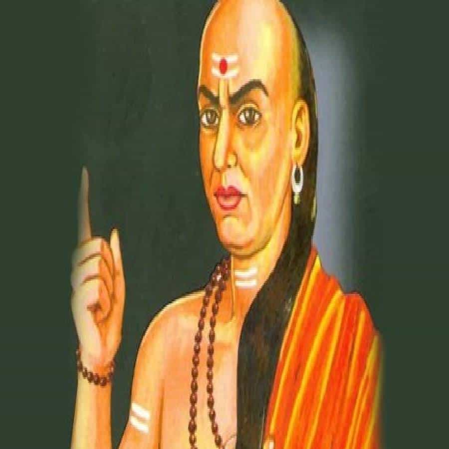आचार्य चाणक्यांच्या मते सकाळची वेळ खूप महत्वाची आहे. सकाळची वेळ व्यर्थ वाया घालवू नका. सकाळी लवकर उठून त्या गोष्टी करा, ज्याद्वारे तुम्ही स्वतःला दिवसभराच्या कामासाठी तयार करू शकता आणि पूर्ण उर्जेने त्या गोष्टी योग्य पद्धतीने करू शकता. यश मिळविण्यासाठी योग्य दिशेने आणि योग्य मार्गाने काम करणे अत्यंत आवश्यक आहे, असे आचार्या चाणक्य यांचे मत होते. तुम्हालाही यशस्वी व्हायचे असेल तर सकाळी उठून आचार्यांनी सांगितल्याप्रमाणे 4 गोष्टी करा.