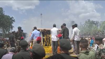 Ladakh Accident : आदर्शवत:लडाखमध्ये शहीद झालेल्या जवान प्रशांत जाधवांच्या अंत्यसंस्कारानंतरही पत्नीच्या कपाळावरचं कुंकू कायम, विधवा प्रथा झुगारुन देण्याचा गावाचा निर्णय