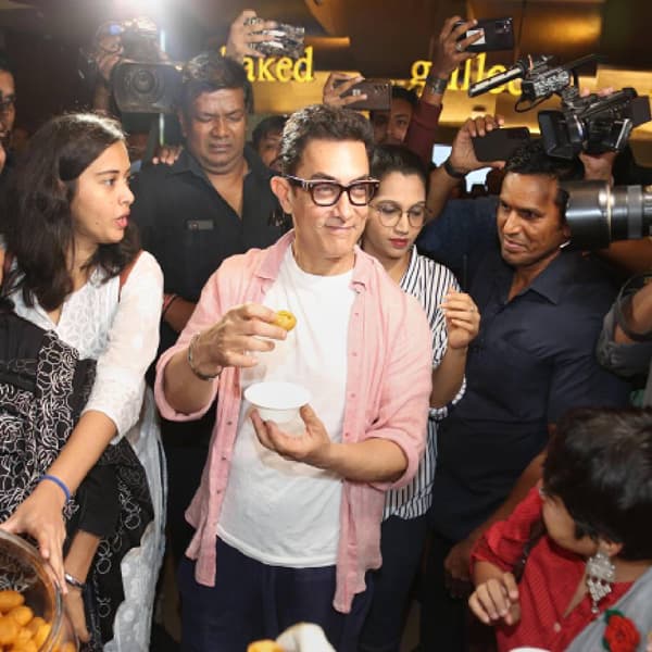 बॉलीवूड स्टार आमिर खान मुंबईत आयोजित करण्यात आलेल्या या प्रमोशन सोहळयात उपस्थिस्थांच्याबरोबर अमीर पाणीपुरीचा आस्वाद घेताना दिसला.