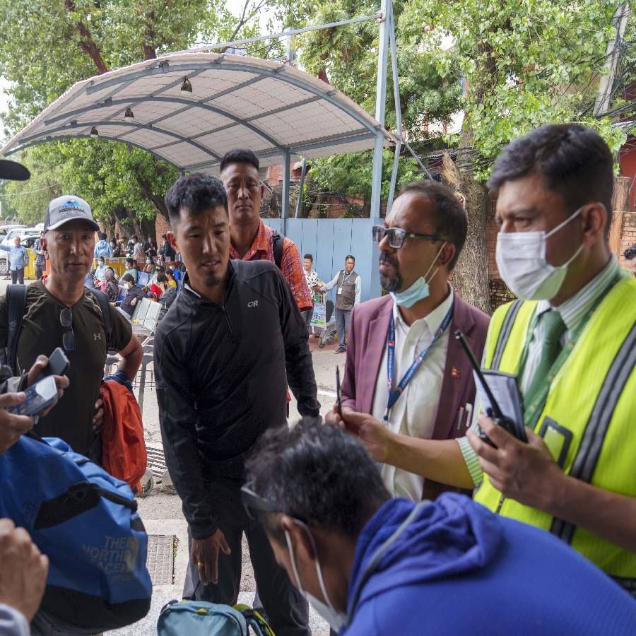 Nepal Plane Crash : नेपाळ विमान दुर्घटनेतील  हृदय पिळवटून टाकणारे फोटो आले समोर