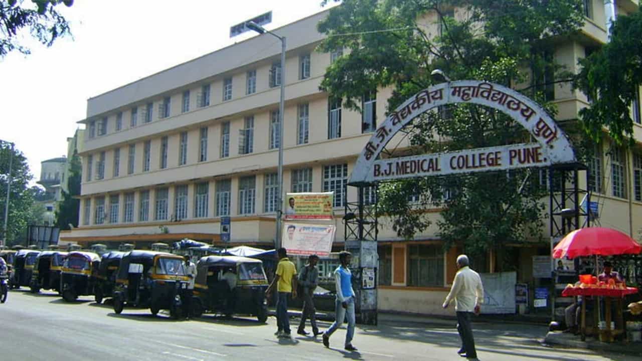 Pune : ही हिंमत येते कुठून? पोस्टमार्टम रिपोर्टसाठी डॉक्टरनं पोलिसांकडेच 20 हजाराची लाच मागितली, डॉ. एन. पी. झंझाड अडचणीत