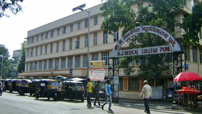 Pune : ही हिंमत येते कुठून? पोस्टमार्टम रिपोर्टसाठी डॉक्टरनं पोलिसांकडेच 20 हजाराची लाच मागितली, डॉ. एन. पी. झंझाड अडचणीत