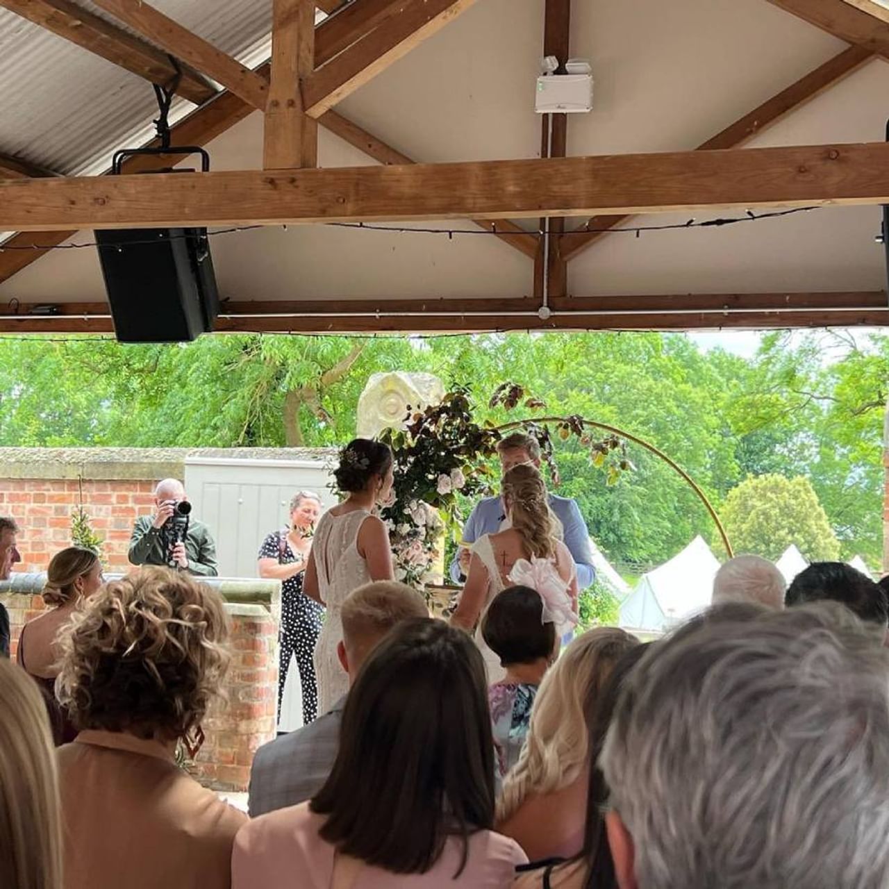 इंग्लंडची महिला क्रिकेटपटू नॅट सायव्हर आणि कॅथरीन ब्रंट यांनी जवळपास पाच वर्षे रिलेशनशिपमध्ये राहिल्यानंतर रविवारी 29 मे रोजी विवाह बंधनात अडकल्या.