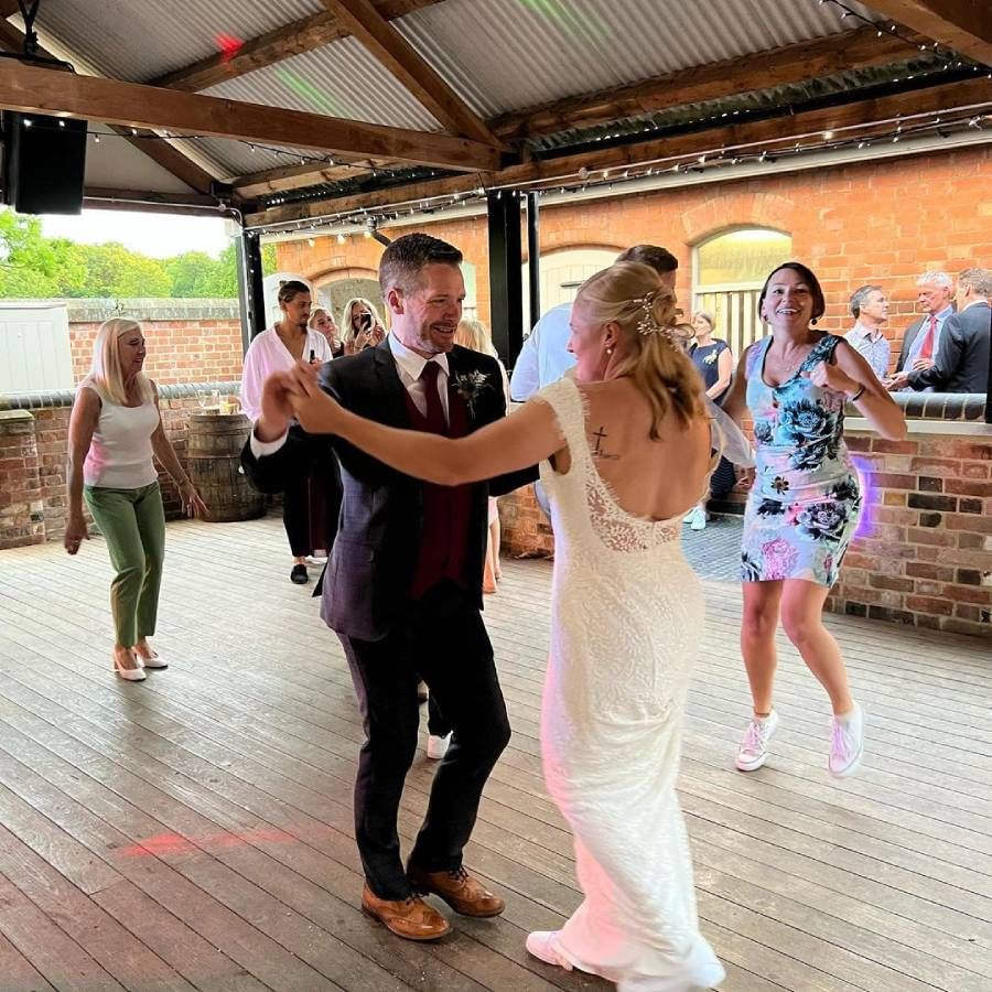 ICC महिला विश्वचषक 2022 मध्ये कॅथरीन ब्रंट आणि नॅट सायव्हर इंग्लंड संघाचा भाग होत्या. गतविजेता असल्याने स्पर्धेच्या सुरुवातीला सलग तीन सामने गमावल्याने इंग्लंडला मोठा धक्का बसला. अंतिम फेरीत आपला प्रवेश  निश्चित करण्यासाठी सलग विजयांसह त्यांनी झटपट पुनरागमन  केले
