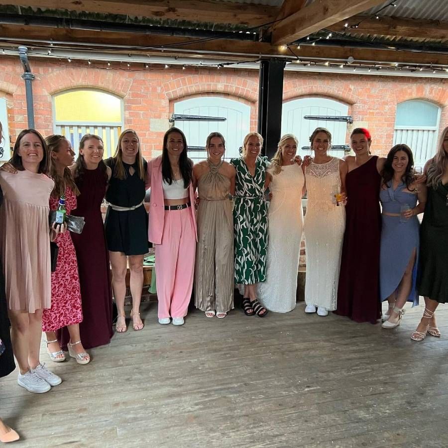 दोन्ही खेळाडू 'होम ऑफ क्रिकेट' लॉर्ड्स येथे 2017 च्या इंग्लंड महिला विश्वचषक विजेत्या संघाचा भाग होत्या. 2017-18 मध्ये,  या दोघीनी अधिकृतपणे त्या रिलेशनशिपमध्ये असल्याची घोषणा केली होती. दोघींनाही 2020 मध्ये लग्न करायचे होते.  परंतु कोरोना महामारीमुळे ते होऊ शकले नाही.  
