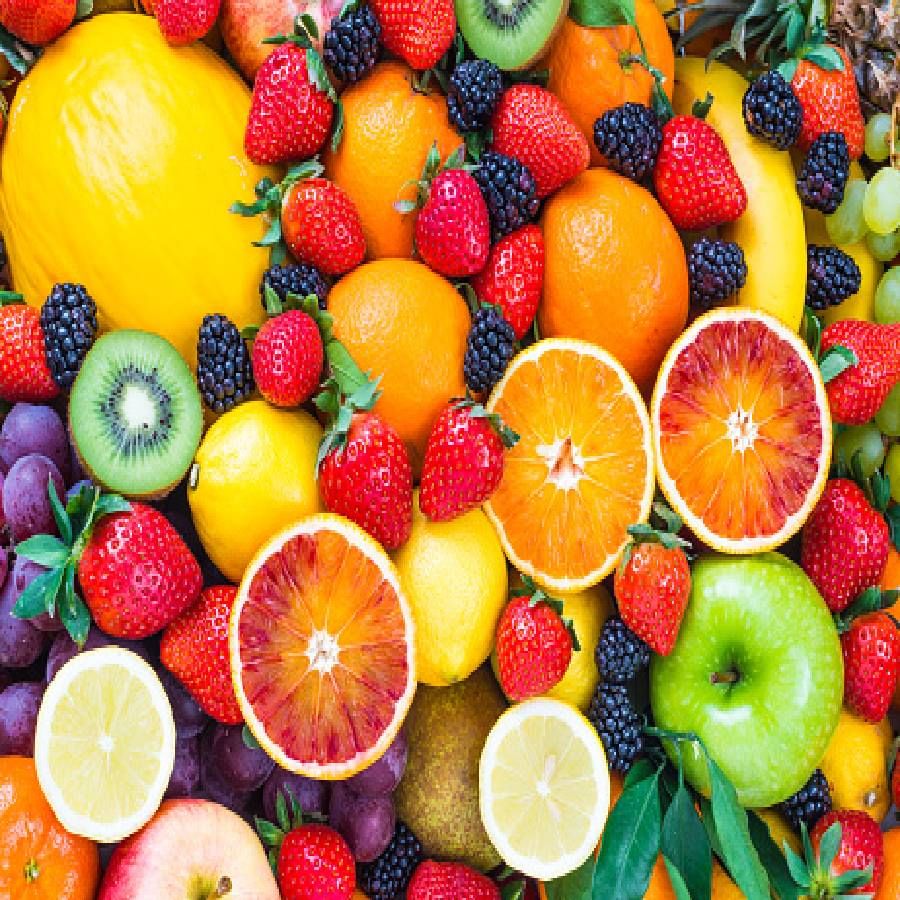 या काळात असे पदार्थ किंवा फळे खावीत, जे कमी कॅलरी असतात. आम्ही तुम्हाला अशा कमी कॅलरी फळांबद्दल सांगत आहोत, ज्यांना तुम्ही आहाराचा भाग बनवू शकता.
