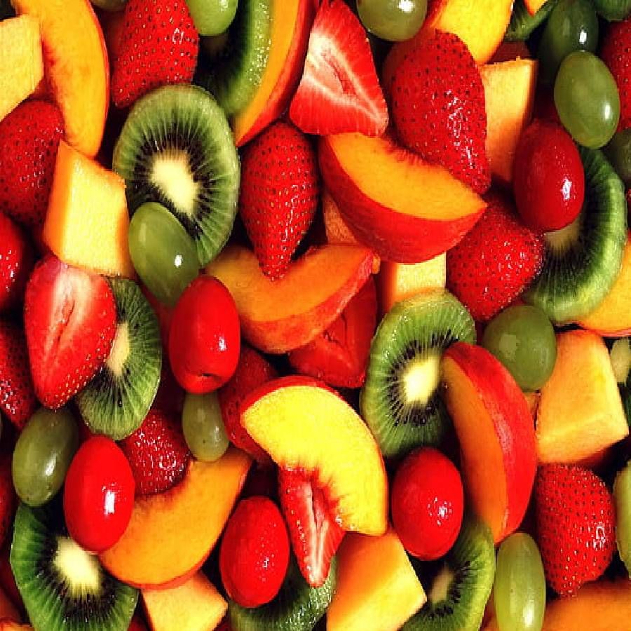 कलिंगड हे उन्हाळी फळ आरोग्यदायी तसेच चविष्ट आहे. विशेष म्हणजे हे खाल्ल्याने वजन तर कमी होतेच, सोबतच शरीरातील निर्जलीकरणही राहते. दिवसातून एकदा नक्की सेवन करा.
