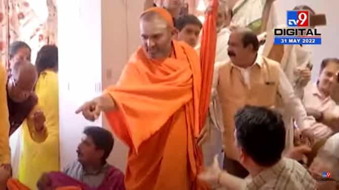 Video : मारुतीराया राहिला बाजुलाच, नाशिकच्या धर्मपरिषदेत साधू-महंत एकमेकांवर धावले, एकानं तर माईकची गदा केली