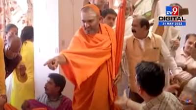 Video : मारुतीराया राहिला बाजुलाच, नाशिकच्या धर्मपरिषदेत साधू-महंत एकमेकांवर धावले, एकानं तर माईकची गदा केली