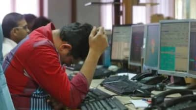 आठवड्याच्या सुरुवातीलाच बाजारात पडझड... तज्ज्ञांकडून ‘या’ सेक्टरमधील शेअर खरेदीचा सल्ला